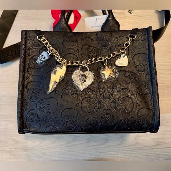 Do not buy. Bag has been sold. I can’t remove listing because of active offers - Picture 2 of 6